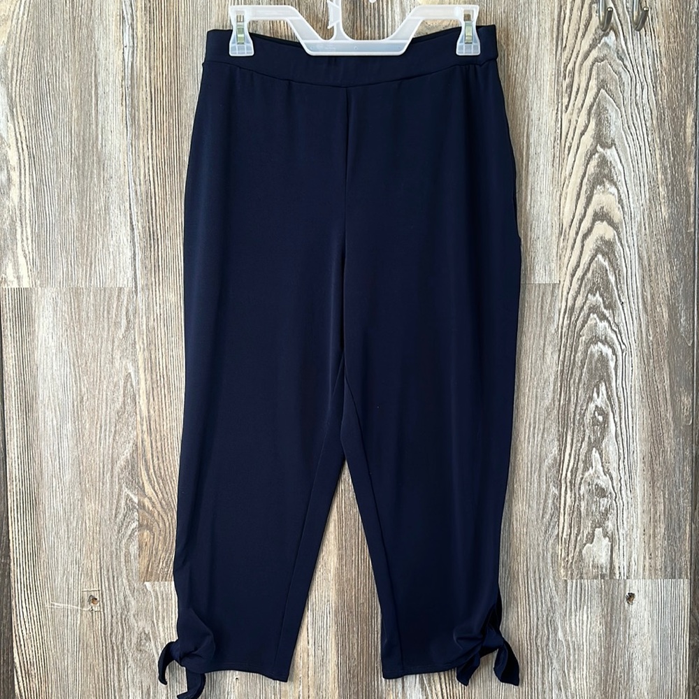 Susan Graver navy capri with elastic waist, S